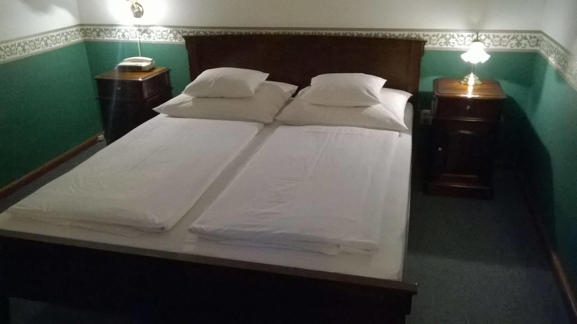 Nr 100 Szentendre Hotel Panzio Szolgaltatasok Luaran gambar